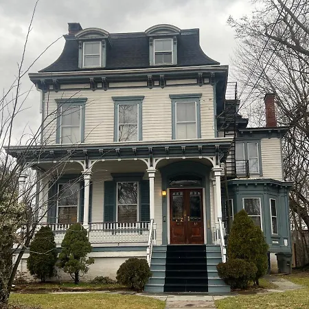 1 Bedroom Private Victorian Apt In Convenient City Location On 5 Acre, Sleeps 4 Poughkeepsie Extérieur photo