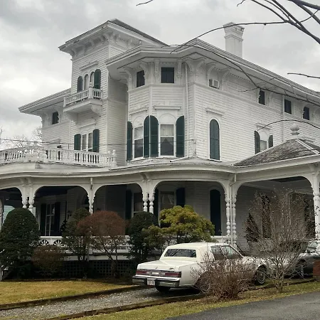 1 Bedroom Private Victorian Apt In Convenient City Location On 5 Acre, Sleeps 4 Poughkeepsie Extérieur photo
