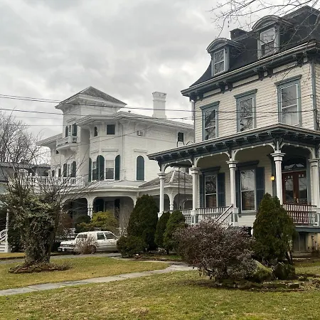 1 Bedroom Private Victorian Apt In Convenient City Location On 5 Acre, Sleeps 4 Poughkeepsie Extérieur photo