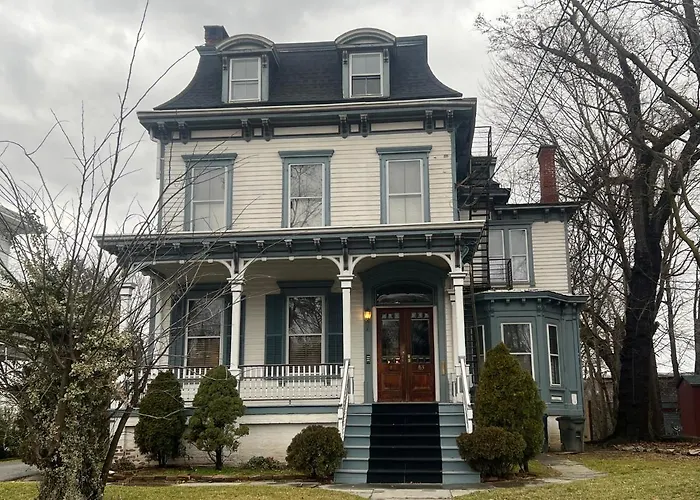 1 Bedroom Private Victorian Apt In Convenient City Location On 5 Acre, Sleeps 4