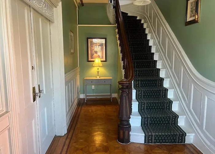 1 Bedroom Private Victorian Apt In Convenient City Location On 5 Acre, Sleeps 4