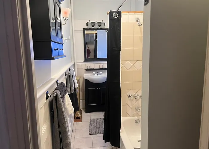 1 Bedroom Private Victorian Apt In Convenient City Location On 5 Acre, Sleeps 4