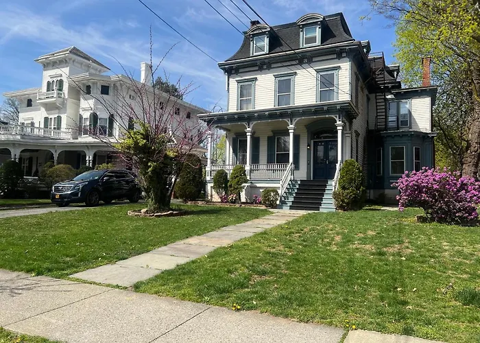 1 Bedroom Private Victorian Apt In Convenient City Location On 5 Acre, Sleeps 4