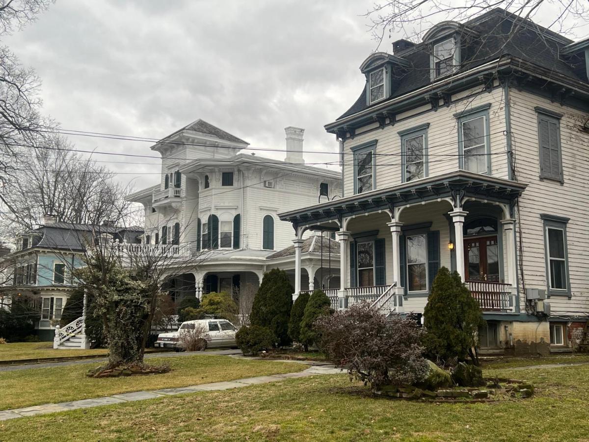 1 Bedroom Private Victorian In Convenient Location On 5 Acre, Sleeps 4