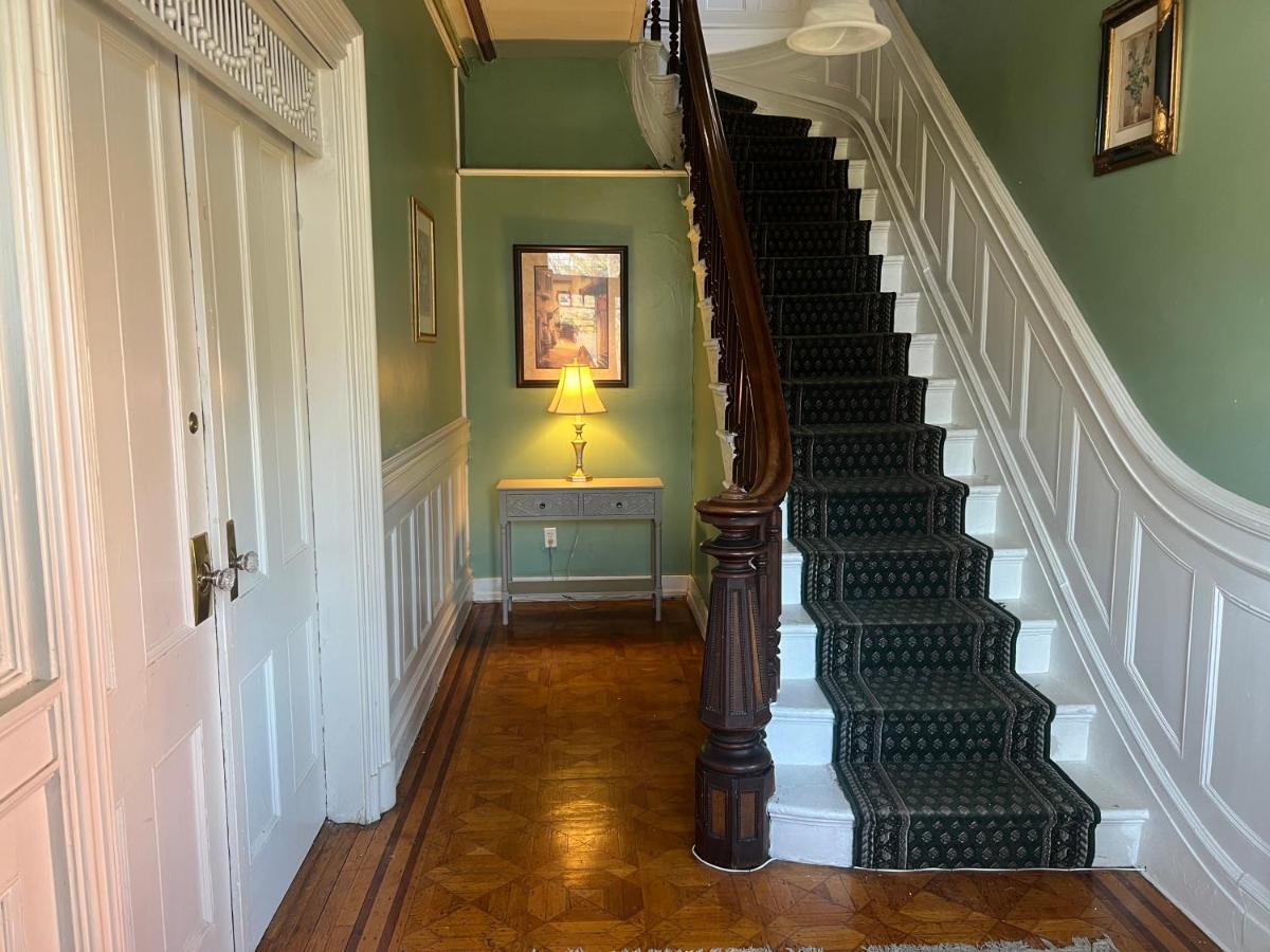 1 Bedroom Private Victorian In Convenient Location On 5 Acre, Sleeps 4