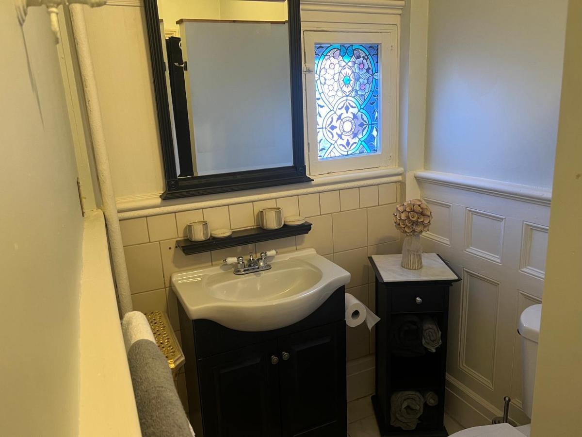 Appartement 1 Bedroom Private Victorian In Convenient Location On 5 Acre, Sleeps 4